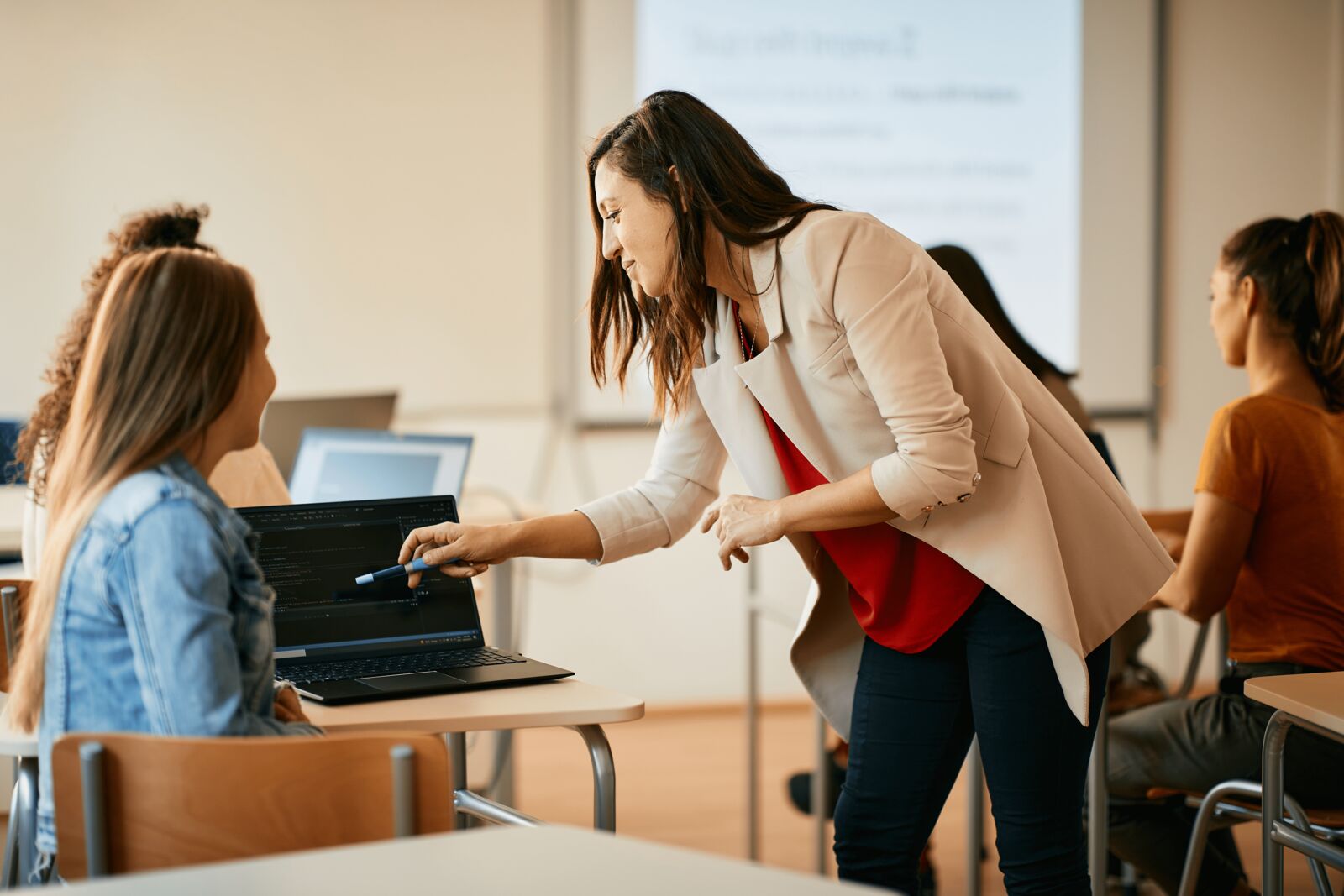 Vaikų edukacija programavimo būrelyje, kur mokyti programavimo vyksta per kūrimą, bandymus ir sprendimų paiešką