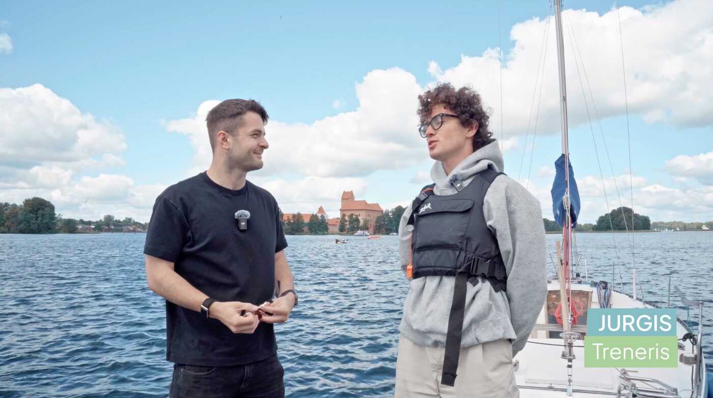 Buriavimo klubo treneris Jurgis interviu metu kalba apie vaikų ugdymą, strateginį mąstymą ir bendruomenę švietimo organizacijoje