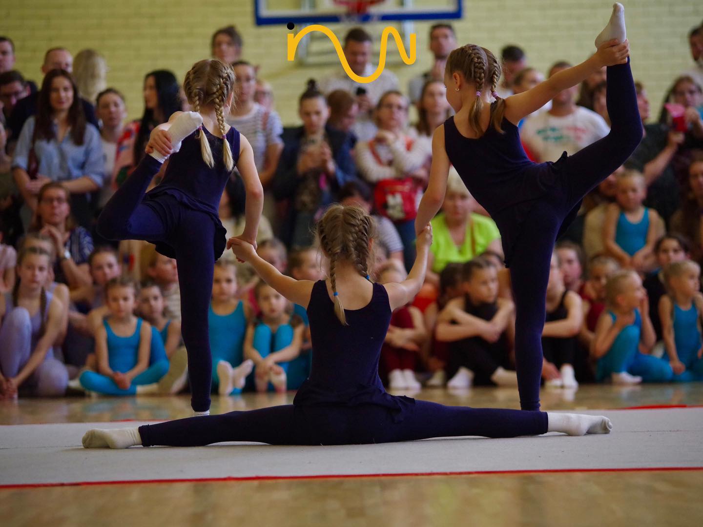 Kūdikių ir vaikų gimnastikos mokyklos bendruomenės renginys, kuriame vaikai sportuoja ir bendrauja