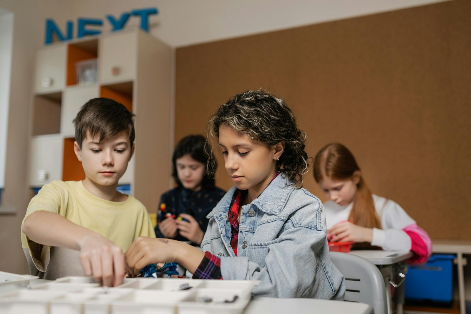 Vaikai dalyvauja STEAM būrelyje - šiuolaikinė popamokinė veikla